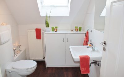 Panele wodoodporne czy płytki drewnopodobne – co wybrać do kuchni i łazienki?